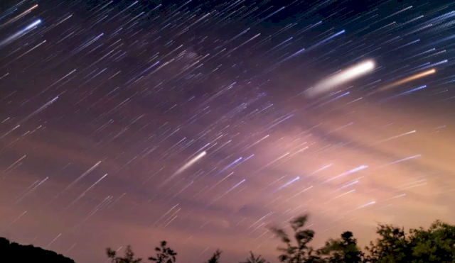 LLUVIADEMETEORITOS